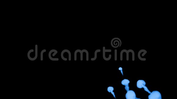 荧光蓝墨水或烟雾在黑色上缓慢地隔离蓝色的墨水在水中卷曲用于油墨背景视频的预览图