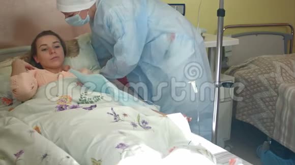护士照顾一个年轻的女性病人在放了滴管后把枕头放起来视频的预览图