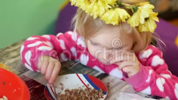 一个小女孩吃荞麦粥孩子心甘情愿的吃视频的预览图