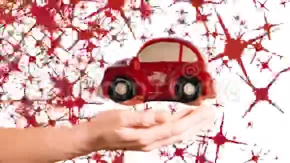 红色玩具车模型翻过女人的手视频的预览图