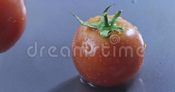 红色成熟多汁的番茄落入水中翻滚慢动作2k视频推240fps视频的预览图