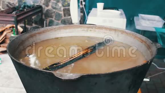 美食节上煮了一大桶汤视频的预览图