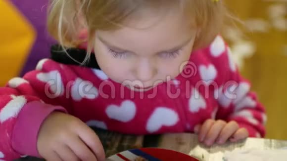 一个小女孩吃荞麦粥孩子心甘情愿的吃视频的预览图
