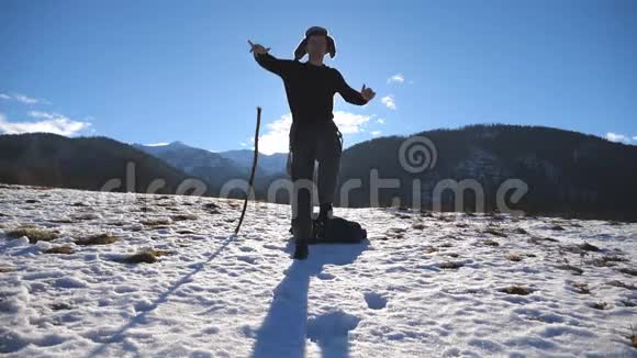 年轻快乐的人在冬天的山上跳舞很有趣盖伊在雪域风景的背景下跳舞男性游客视频的预览图