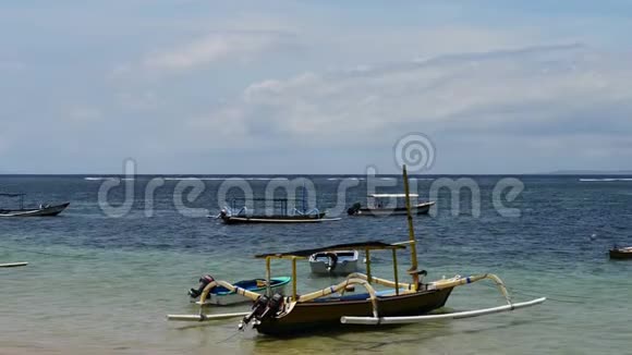 传统巴厘岛蜻蜓船在海滩上印度尼西亚巴厘萨努尔海滩上的Jukung渔船视频的预览图