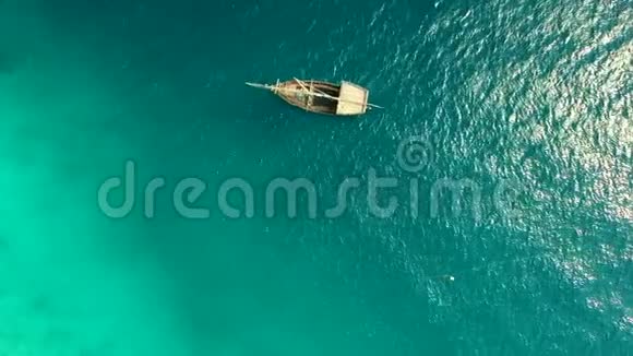 孤独的小船在海浪中摇曳正午空中视频的预览图