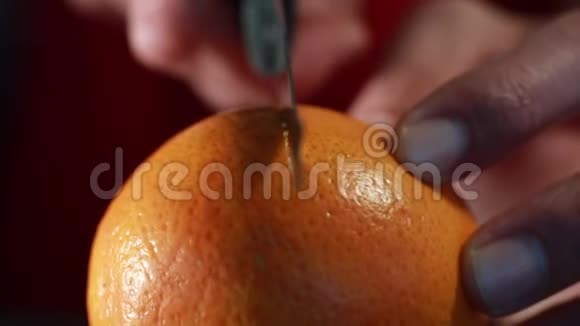 红橙被锯成锯齿状的刀插进来令人不安视频的预览图