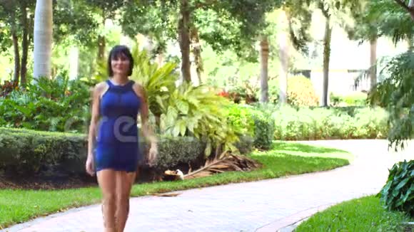 在花园里散步的女人视频的预览图
