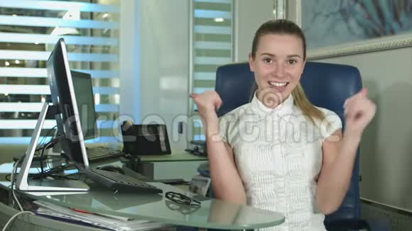 快乐的微笑美丽的年轻女商人在办公室里表现出良好的姿态视频的预览图
