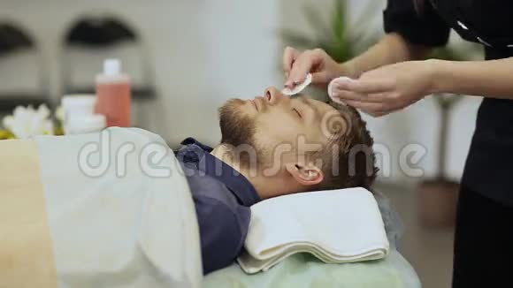 面部清洁按摩脸部和颈部有胡子的男人透明面具视频的预览图