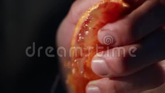 徒手捏一个红橙子有三种方法视频的预览图