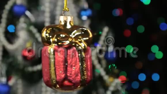 美丽的红色新年和圣诞装饰礼物沉重地摆动在绳子上视频的预览图