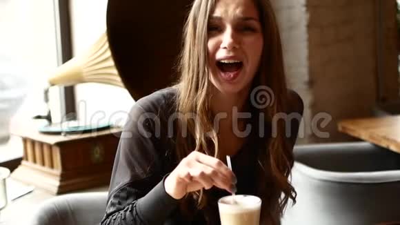 一个女孩正在咖啡馆里喝咖啡女人在笑视频的预览图