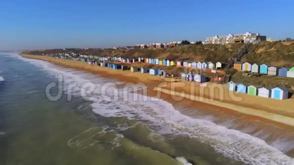 带着五颜六色的小屋飞越英国南部海岸视频的预览图
