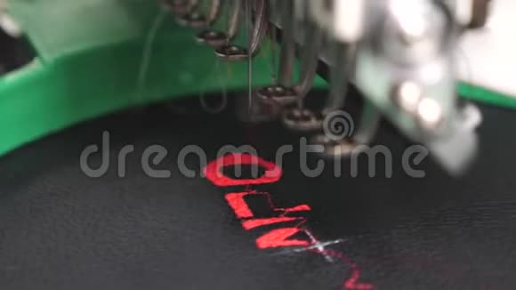 一种自动机器刺绣图案黑色布上有红色的线机器人缝纫机自动缝纫机视频的预览图