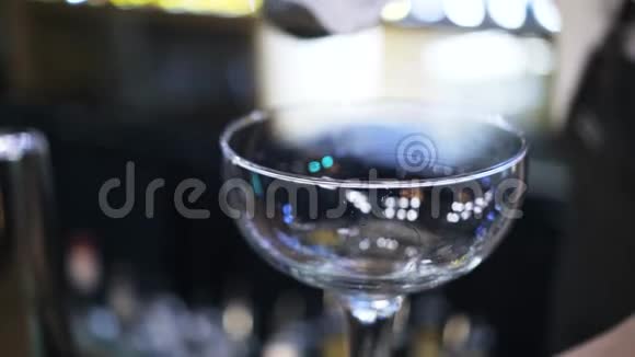 一个年轻的女酒保把冰块放进杯子里视频的预览图