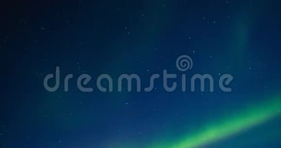 挪威北部Senja岛上空夜空中的北极光北极光或北极光视频的预览图
