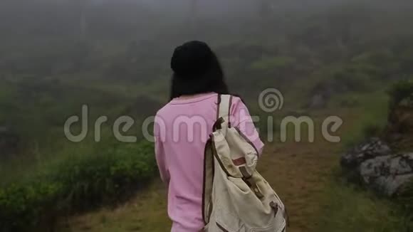 那个背着背包的女孩正在山谷里散步视频的预览图