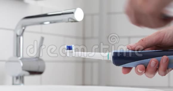 电动牙刷上的牙膏视频的预览图