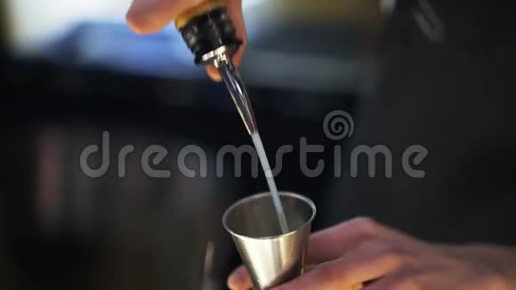 一个在酒吧里倒果汁的女人视频的预览图