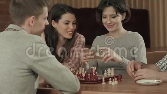 女孩在拍下棋的照片视频的预览图
