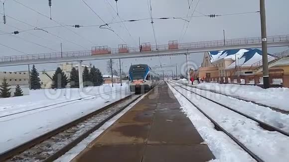 从火车站出发的郊区火车视频的预览图