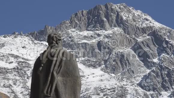 隐姓埋名在白雪覆盖的山顶前的雕塑视频的预览图