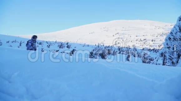 滑雪者在覆盖着雪的山坡上滑雪视频的预览图