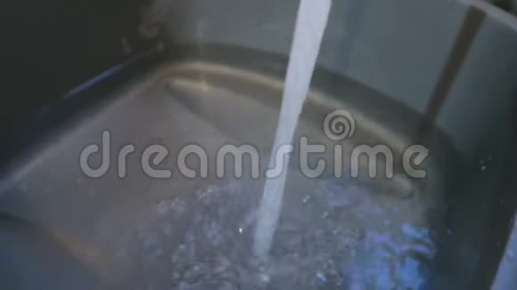 快速流动的水灌满碗视频的预览图