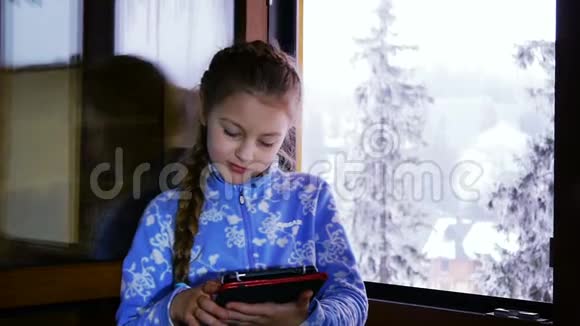 很年轻的女孩用她的平板电脑视频的预览图