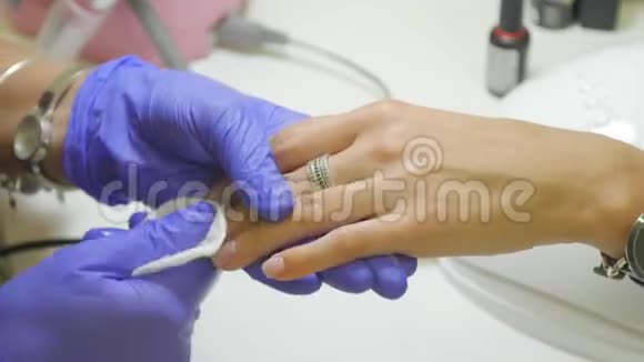 在水疗沙龙进行手部按摩美容院的手工护理在水疗沙龙按摩手指和手腕水疗中心视频的预览图