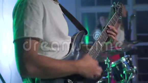 在乐队表演中人们演奏电吉他视频的预览图