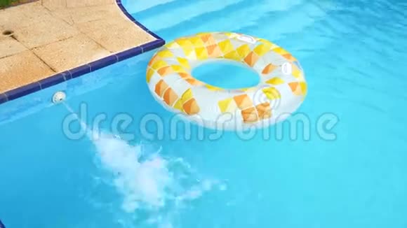 夏天在游泳池里漂浮4K视频的预览图