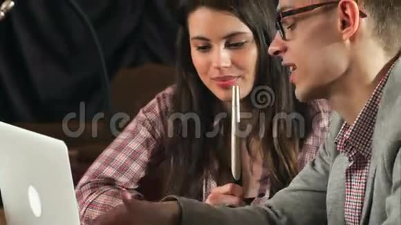 一对漂亮的年轻夫妇在希莎酒吧工作视频的预览图