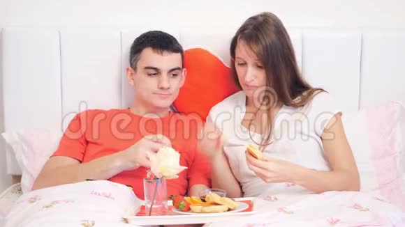 两个人在床上吃早餐视频的预览图