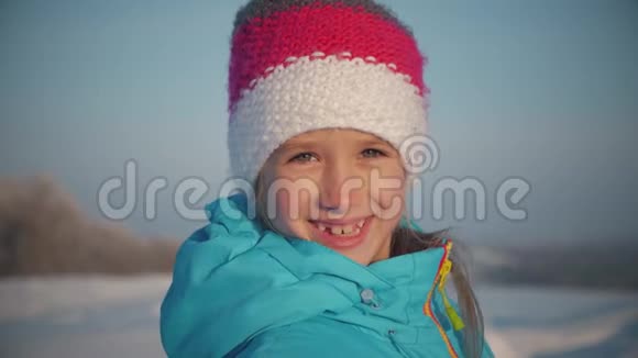 有趣的小女孩在美丽的冬季公园玩得很开心视频的预览图