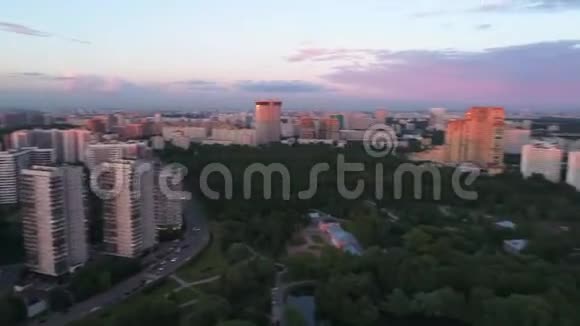 紫罗兰粉红色的日落笼罩着城市视频的预览图