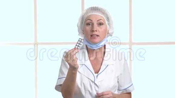 女医生显示出药丸的水泡视频的预览图