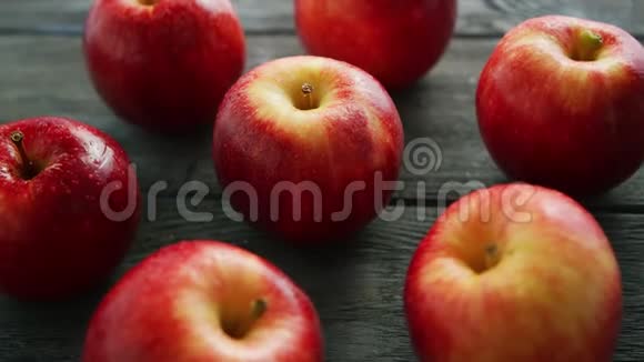 成熟的苹果放在木桌上视频的预览图