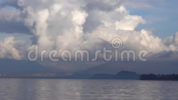 积云笼罩湖面视频的预览图