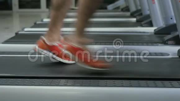 在跑步机上跑男腿视频的预览图