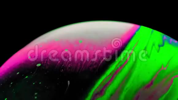 肥皂泡的宏观镜头创造了色彩斑斓的黑色背景视频的预览图