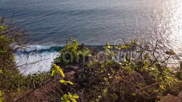 岩石山附近的海洋波涛汹涌视频的预览图