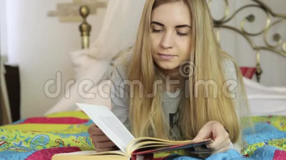 年轻女子在家学习穿着睡衣的女孩在巴黎视频的预览图