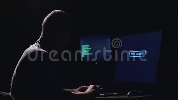 黑客输入密码黑色背景剪影视频的预览图