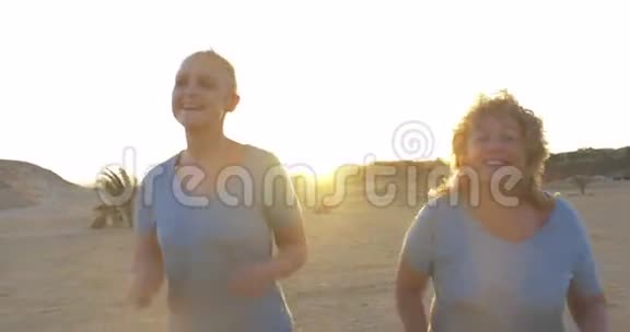 母亲和女儿慢跑视频的预览图