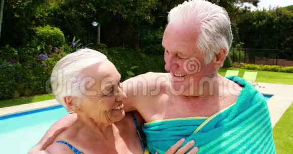 年长夫妇在泳池边接吻视频的预览图