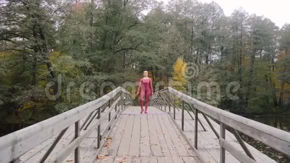 女人在森林里打坐练习瑜伽4k慢动作视频的预览图