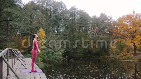 女人在森林里打坐练习瑜伽4k慢动作视频的预览图