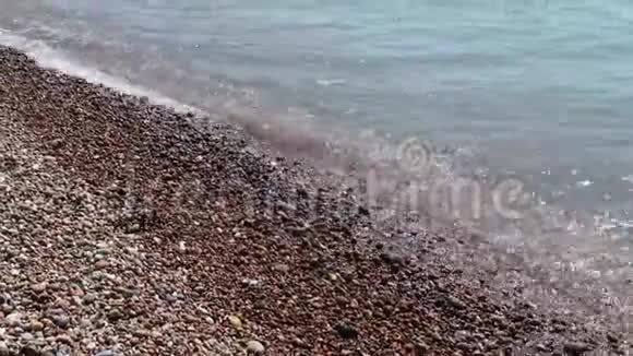 小浪溅在鹅卵石滩上视频的预览图